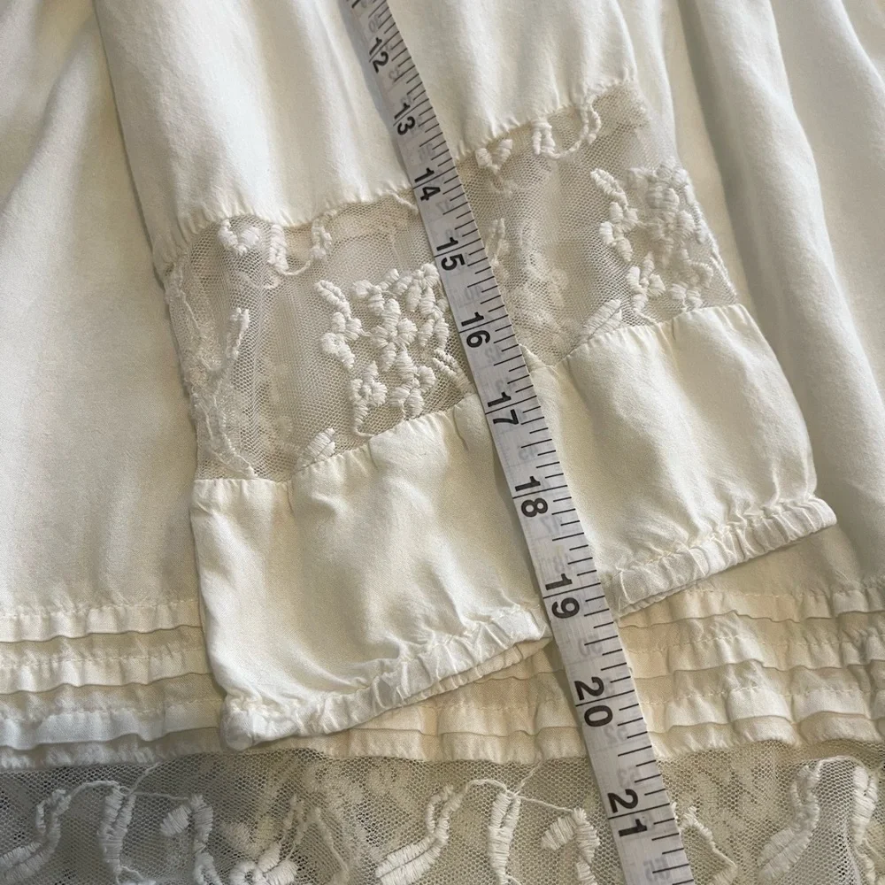 🍀 Elegant White Blouse with Lace Details 🍀 - Picture 2 of 11